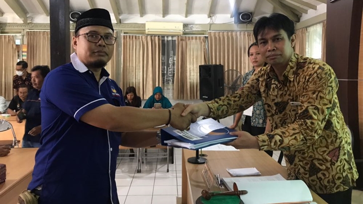 Perwakilan KPU Kota Yogyakarta menyerahkan surat tanda kelengkapan berkas syarat pemilu ke pengurus NasDem, Aulia Reza Bastian. (MP/Teresa Ika)