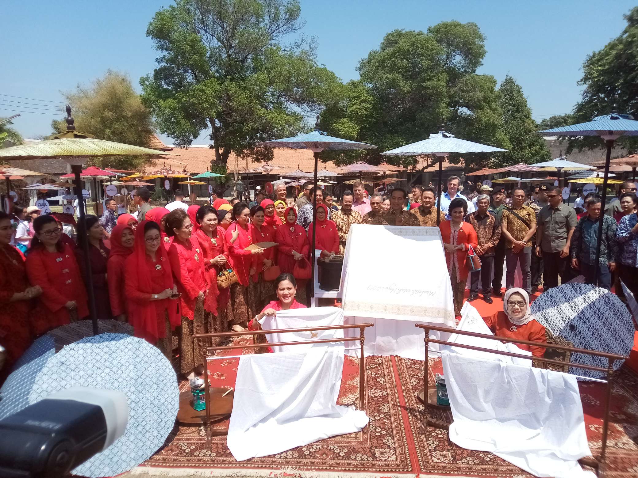 Presiden Jokowi dan Ibu Negara Iriana serta Mufidah Jusuf Kalla membatik bersama di Pura Mangkunegaran, Solo, Jawa Tengah, Rabu (2/10). (MP/Ismail)