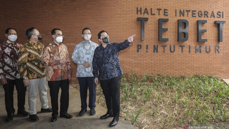  Menteri Perhubungan Budi Karya Sumadi (tengah) bersama Menteri BUMN Erick Thohir (kanan), Wakil Menteri BUMN II Kartika Wirjoatmodjo (kedua kiri), Gubernur DKI Jakarta Anies Baswedan (kedua kanan) dan Dirut PT KAI Didiek Hartantyo (kiri) meninjau kawasan Stasiun Tebet saat Peresmian Integrasi Transportasi Jabodetabek di Jakarta, Rabu (29/9/2021). Dalam peresmian tersebut dilakukan juga pencanangan kartu dan aplikasi JakLingko, pencanangan pembangunan Jembatan Penyeberangan Multiguna (JPM) dan revitalisasi Stasiun Sudirman, peresmian penataan kawasan stasiun tahap dua serta penandatanganan dokumen integrasi transportasi Jabodetabek. ANTARA FOTO/Dhemas Reviyanto/hp.