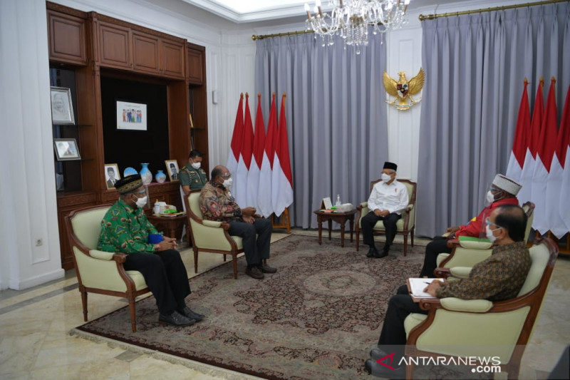 Wakil Presiden Ma'ruf Amin menerima kunjungan Wakil Gubernur Papua Barat Lakotani bersama Ketua Majelis Ulama Indonesia Provinsi Papua dan Ketua MUI Provinsi Papua Barat di kediaman resmi wapres Jakarta, Senin (20/9/2021). (Asdep KIP Setwapres)
