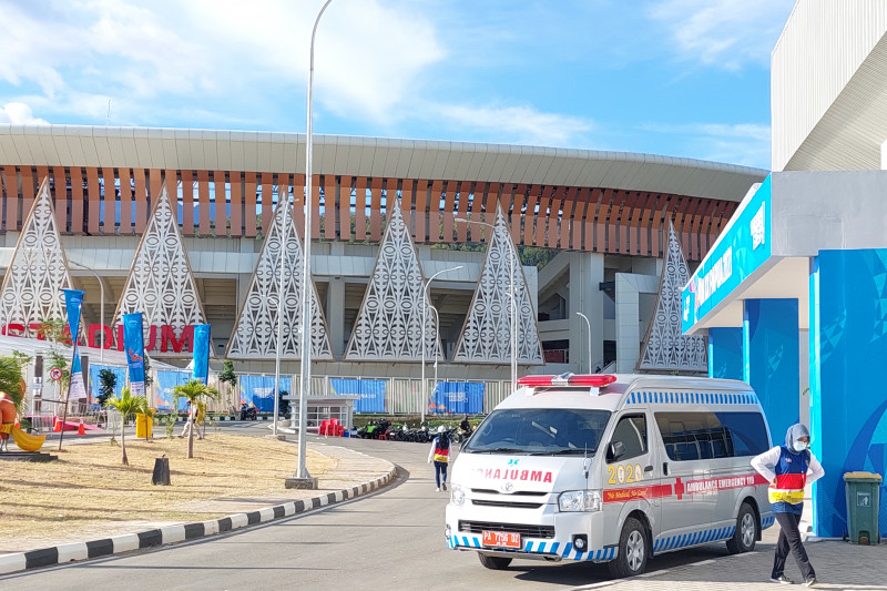 Sebanyak dua mobil mini ICU, lima ambulans untuk evakuasi, dan dua ambulans rujukan. akan siaga selama upacara pembukaan PON Papua di Stadion Lukas Enembe, Kabupaten Jayapura, Sabtu (2/10/2021). (ANTARA/Muhammad Ramdan)