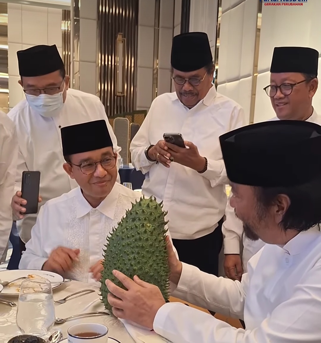 Anies Beri Sirsak Jumbo ke Surya Paloh saat Bukber di NasDem