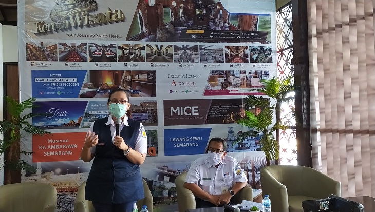 VP Corporate Secretary KAI Anne Purba (kiri) saat jumpa pers di stasiun Tugu Yogyakarta, Kamis (4/2). Foto: MP/Teresa Ika