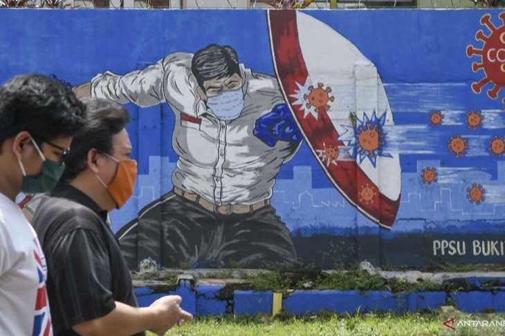 Warga melintas di depan mural tentang pandemi COVID-19 di Bukit Duri, Jakarta, Sabtu (9/1/2021). Data Satuan Tugas Penanganan COVID-19 per Sabtu (9/1) pukul 16.00 WIB menyebutkan kasus positif COVID-19 bertambah 10.046 orang sehingga menjadi 818.386 orang, sementara kasus pasien sembuh COVID-19 bertambah 6.628 orang menjadi 673.511 orang. ANTARA FOTO/Galih Pradipta/foc. (ANTARA FOTO/GALIH PRADIPTA)