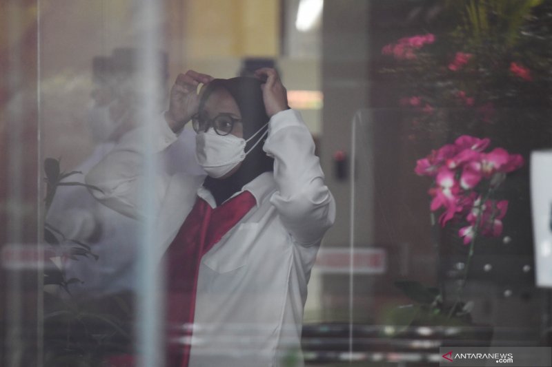Seorang pegawai KPK bersiap mengikuti prosesi pelantikan menjadi Aparatur Sipil Negara (ASN) di gedung KPK, Jakarta, Selasa (1/6/2021). ANTARA FOTO/Akbar Nugroho Gumay/rwa