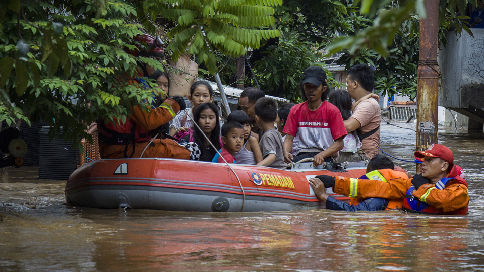 Petugas membantu evakuasi warga yang terdampak banjir di Pejaten Timur, Pasar Minggu, Jakarta. Banjir yang mencapai 2 meter dan merendam ratusan rumah warga tersebut akibat luapan air dari Sungai Ciliwung. (Foto: Antara)