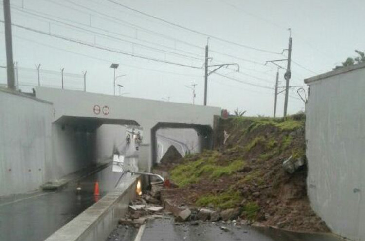 Terowongan Kereta Bandara Soetta Ambruk, Sejumlah Mobil Tertimpa Reruntuhan Tembok