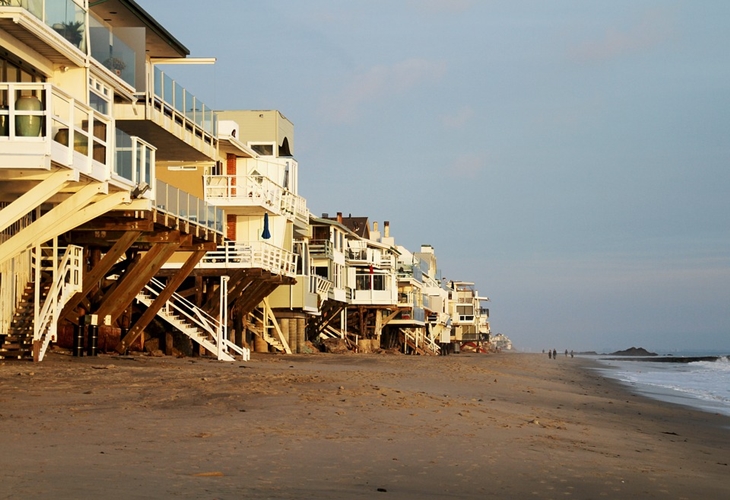 Malibu Privat Beach Apartement berada di tepi perairan yang sangat menyenangkan. (Foto: Pixabay/MonicaVolpin)