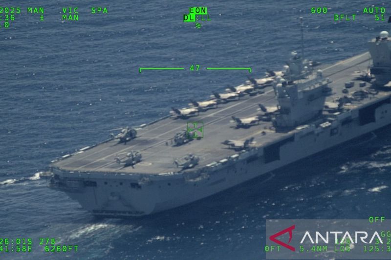 4 KRI Lakukan Manuver Dengan Kapal Induk Inggris HMS Prince   