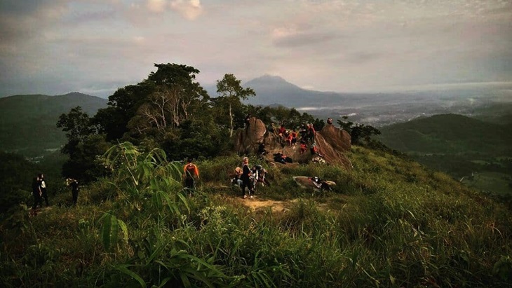 Menanjak dan Bermalam di Bukit Jamur Bengkayang