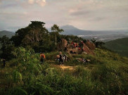 Menanjak dan Bermalam di Bukit Jamur Bengkayang