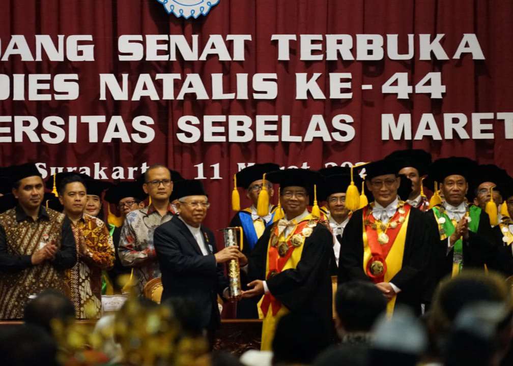 Universitas Sebelas Maret (UNS) Surakarta, Jawa Tengah memberikan penghargaan terhadap Wakil Presiden Ma'ruf Amin, Rabu (11/3). (MP/Ismail)