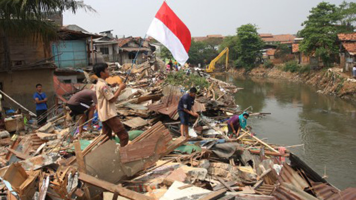   Pembongkaran bangunan di Kampung Pulo . (ANTARA FOTO/Reno Esnir)