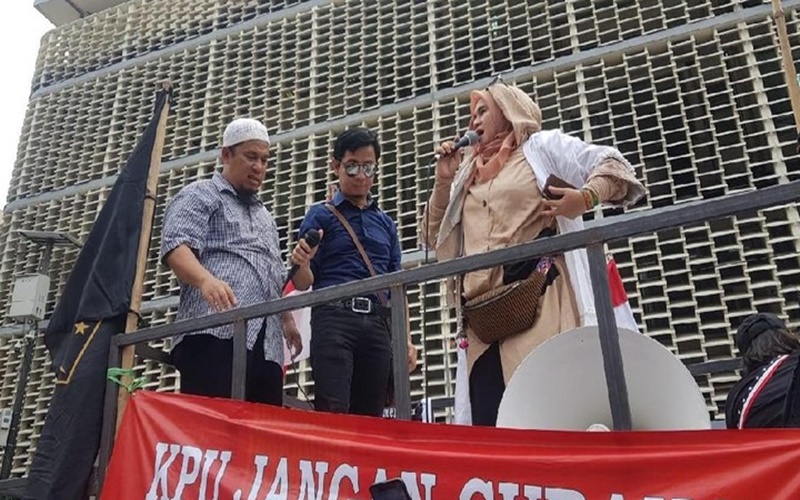 Temui Massa Depan Bawaslu, Neno Warisman: Para Malaikat Bisa Lihat Isi Hatimu yang Bersih