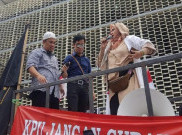 Temui Massa Depan Bawaslu, Neno Warisman: Para Malaikat Bisa Lihat Isi Hatimu yang Bersih