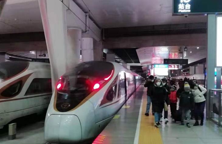 Para penumpang kereta cepat baru tiba di Stasiun Tianjin, Kamis (22/1) malam, dengan mengenakan masker untuk menghindari wabah virus corona di Wuhan. (ANTARA/M. Irfan Ilmie)