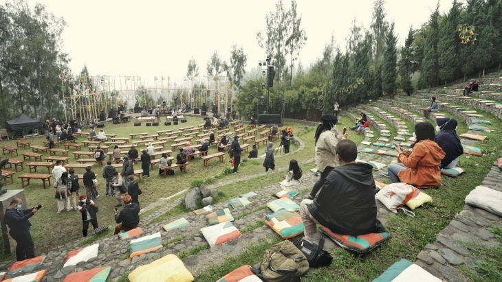 Suasana konser Jazz Gunung Bromo 2021 dengan prokes ketat. (Foto: Istimewa)