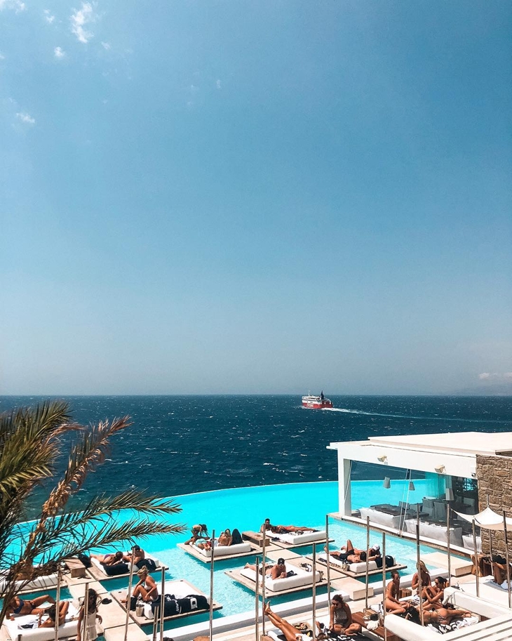 Cavo Tagoo Mykonos dibangun menghadap ke lautan. (Foto: instagram.com/cavotagoomykonos)