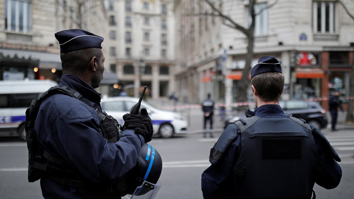 1 Tewas, 2 Luka-luka dalam Penembakan di Paris Jelang Pilpres