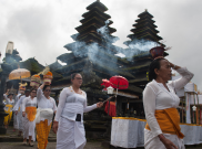 Penuhi Janji, Begini Doa Gubernur Bali di Pura Besakih 