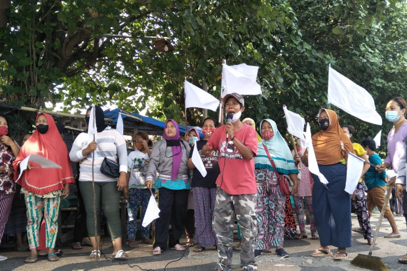 Kibarkan Bendera Putih, Pedagang Pantai Ampenan Mataram: Tolonglah Kami!