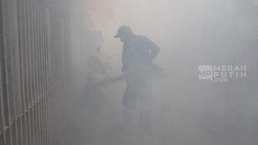 Aksi Fogging Basmi Nyamuk Demam Berdarah di Pemukiman Padat Penduduk Kebayoran Lama