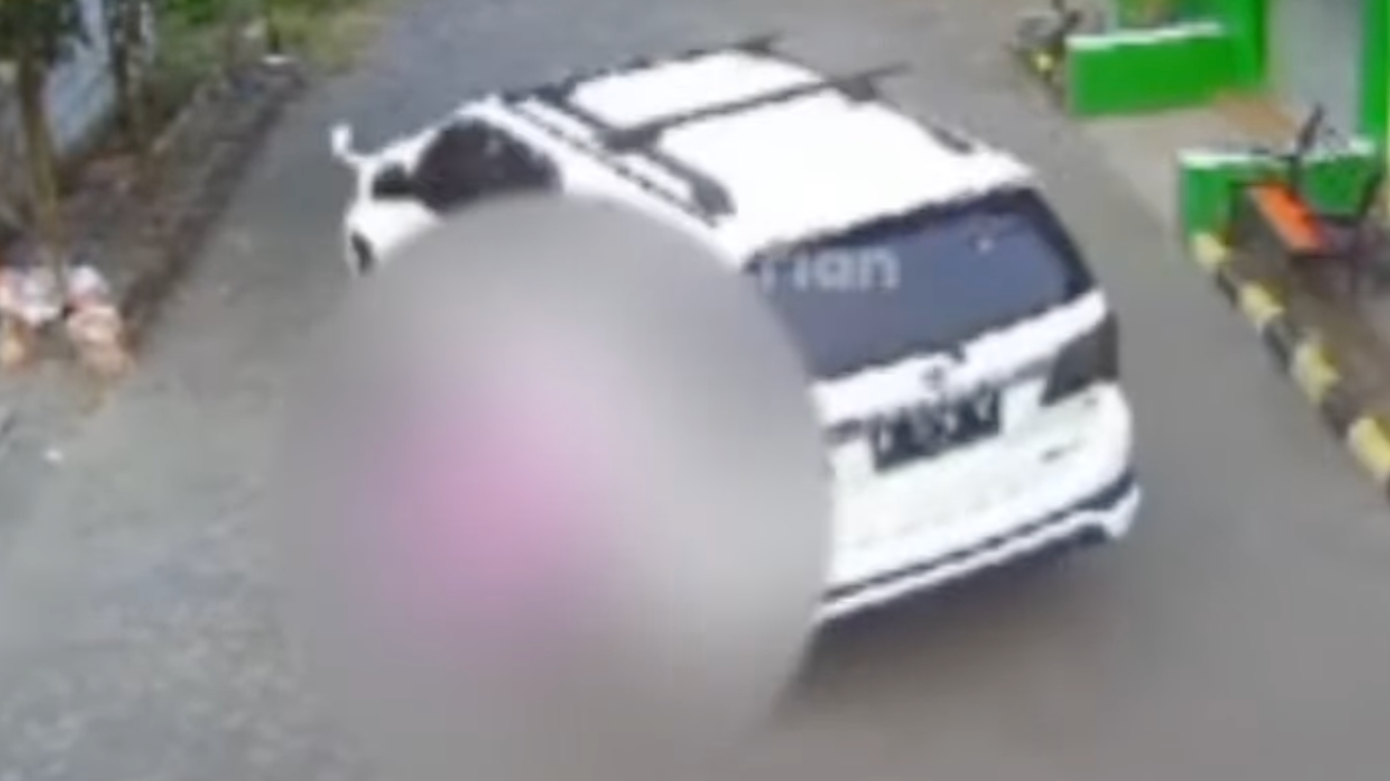 Pilu, Fortuner Lindas Balita saat Bermain di Jalanan Perumahan