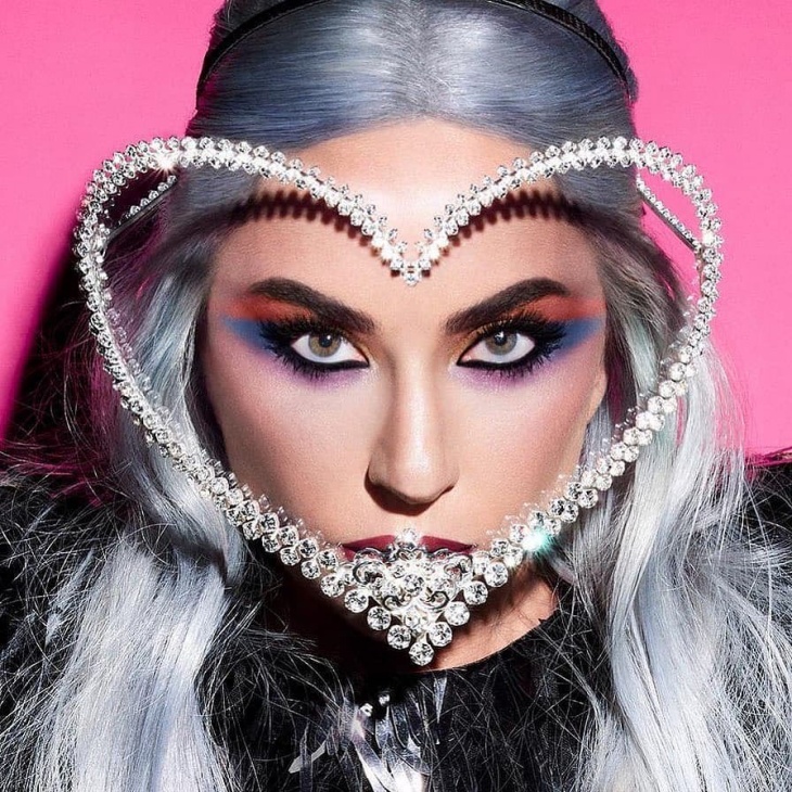Lady Gaga Pakai Face Shiel Karya Desainer Indonesia
