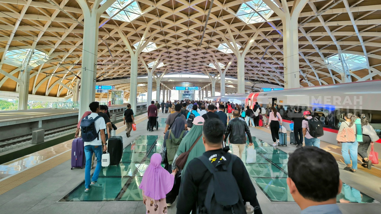 Kereta Cepat Jakarta - Bandung Laris Manis saat Libur Long Weekend