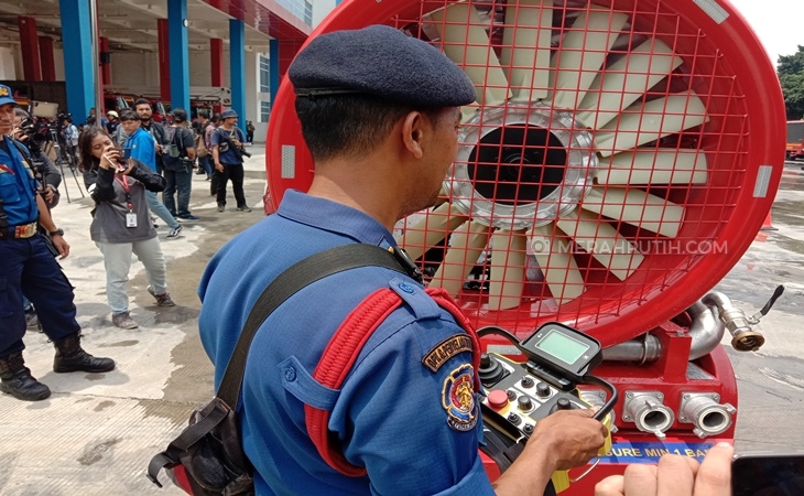 Operator Remote Control Dua Mobil Robot Damkar DKI Miliki Linsensi Internasional