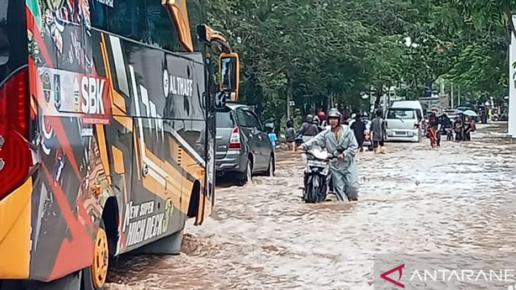 Banjir Landa Kawasan Wisata Senggigi Lombok Barat