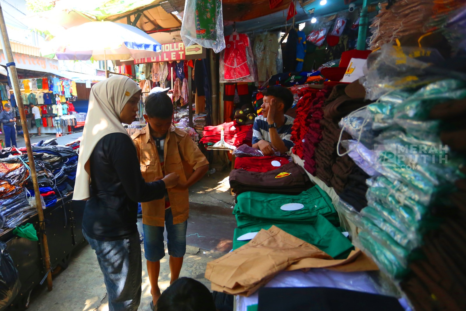 Persiapan Sekolah Dimulai, Warga Berburu Seragam untuk Tahun Ajaran Baru