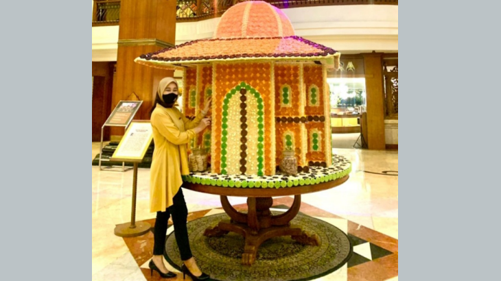 Sambut Ramadan, Hotel Ini Buat Miniatur Masjid dari Rengginan