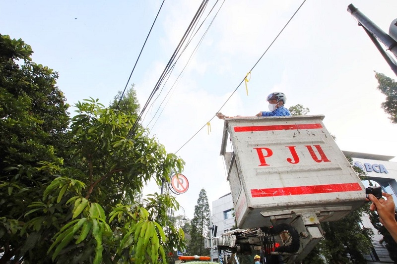 Plt Wali Kota Bandung Yana Mulyana potong kabel optik di atas. (Foto: Humas Kota Bandung)