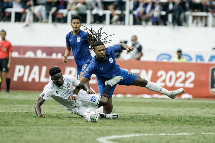 Duel Abel Camara dengan Carlos Fortes dalam semifinal pertama Piala Presiden 2022. (Piala Presiden)
