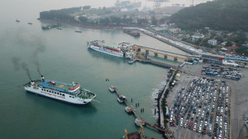 Arus Mudik Penyebrangan Ke Pulau Sumatera di Pelabuhan Merak