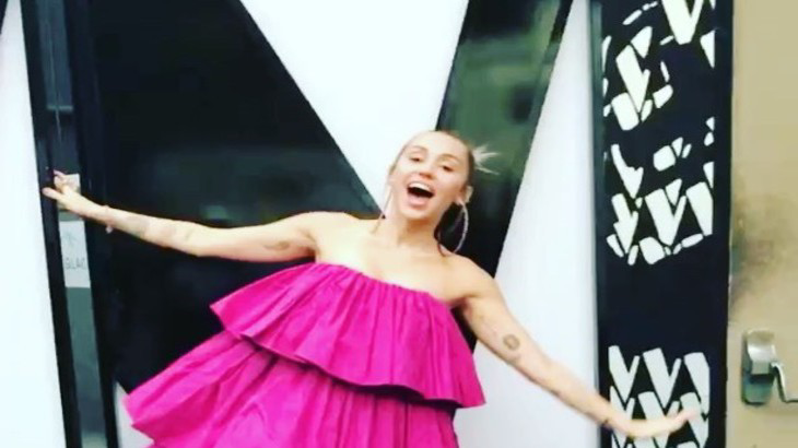 Gaun Pink Miley Cyrus ini Bikin Warganet Melongo