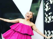Gaun Pink Miley Cyrus ini Bikin Warganet Melongo