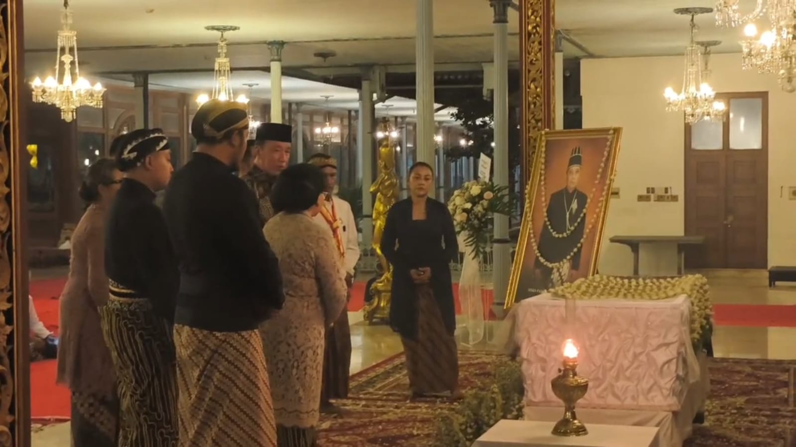 Jokowi Melayat Paku Buwono XIII, Doakan Jenazah dan Sampaikan Duka Cita