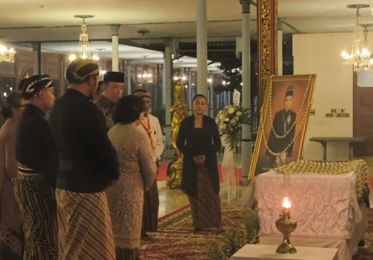 Jokowi Melayat Paku Buwono XIII, Doakan Jenazah dan Sampaikan Duka Cita