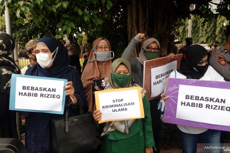 Massa simpatisan Rizieq Shihab datangi Pengadilan Negeri Jakarta Timur dalam sidang perdana dengan agenda pembacaan dakwaan, Selasa (16/3/2021). ANTARA/Yogi Rachman