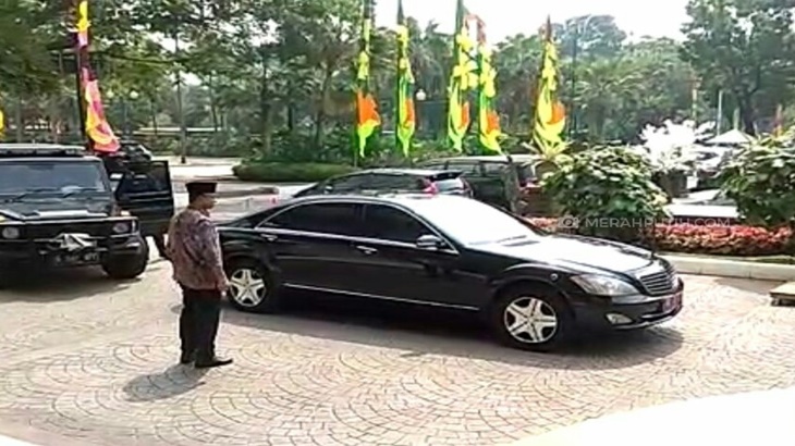 Anies bersama Mobil Wapres JK