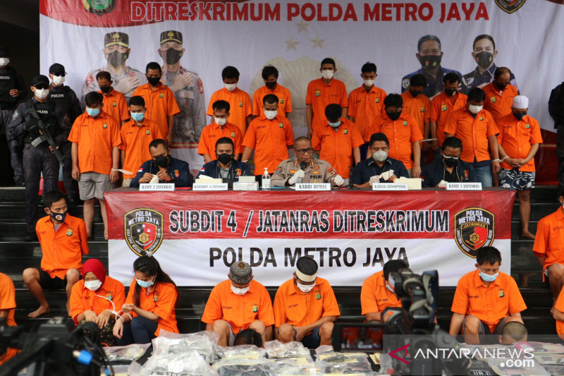 Kabid Humas Polda Metro Jaya Kombes Pol Yusri Yunus (tengah) berikan keterangan dalam penangkapan 36 pelaku pencurian sepeda motor dalam jumpa pers di Polda Metro Jaya, Selasa (31/8). ANTARA/Fianda Sjofjan Rassat