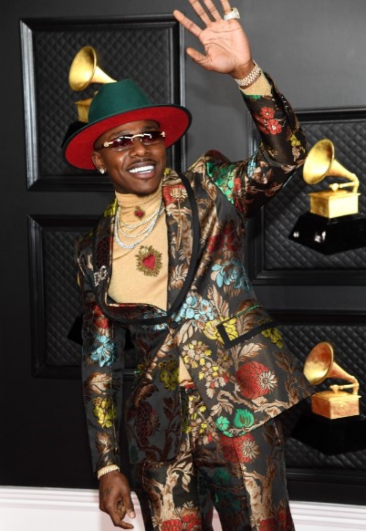 Rapper dengan enam nominasi itu datang dengan setelan paisley. (Foto: Twitter/@MTV)