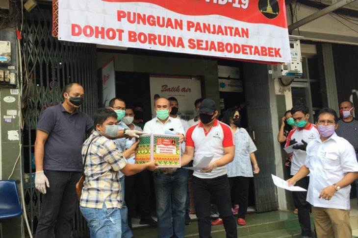 Punguan Panjaitan Dohot Boruna (PPDB) Trimedya Panjaitan menyalurkan 3 ribu paket sembako untuk sesama (Punguan Panjaitan Dohot Boruna (ANTARA/HO/PPDB))
