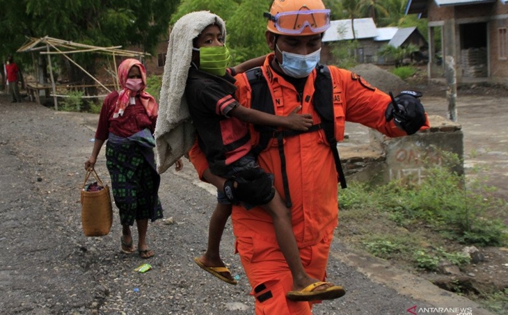 Warga Sekitar Gunung Lewotolok Diminta Waspada