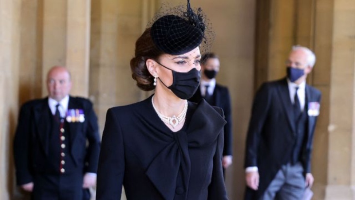 Kalung Mutiara Mewah Kate Middleton di Upacara Pemakaman Pangeran Philip
