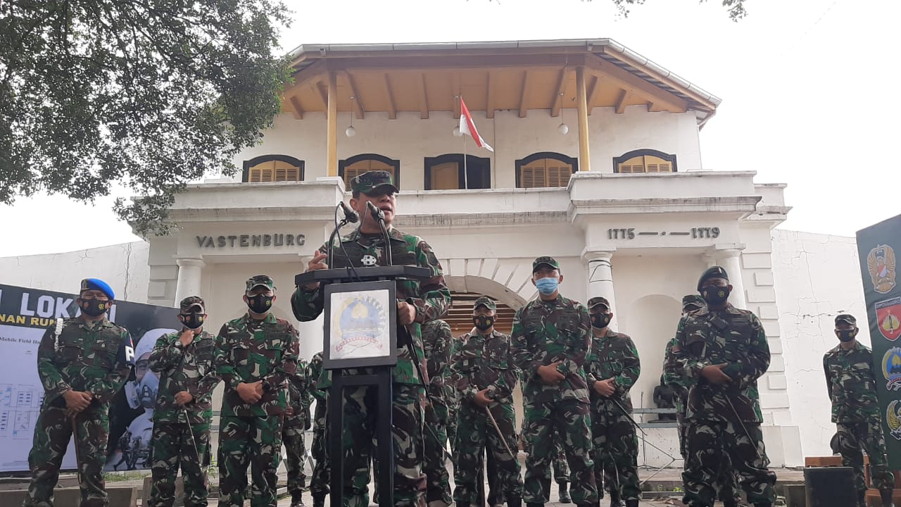 Komandan Korem 074/Warastratama Surakarta, Kolonel Inf Rano Tilaar memberikan keterangan terkait pembangunan RS darurat, Jumat (15/1). (MP/Ismail)