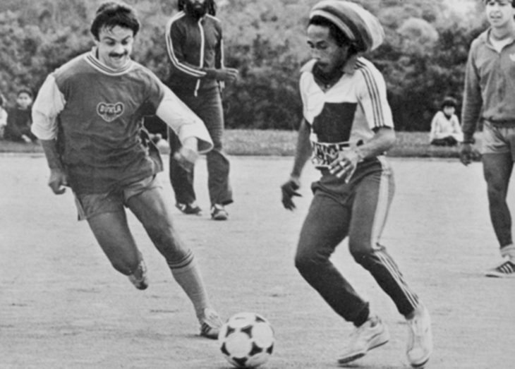 Bob Marley sedang bermain bola. (Foto/BobMarley120.weebly)