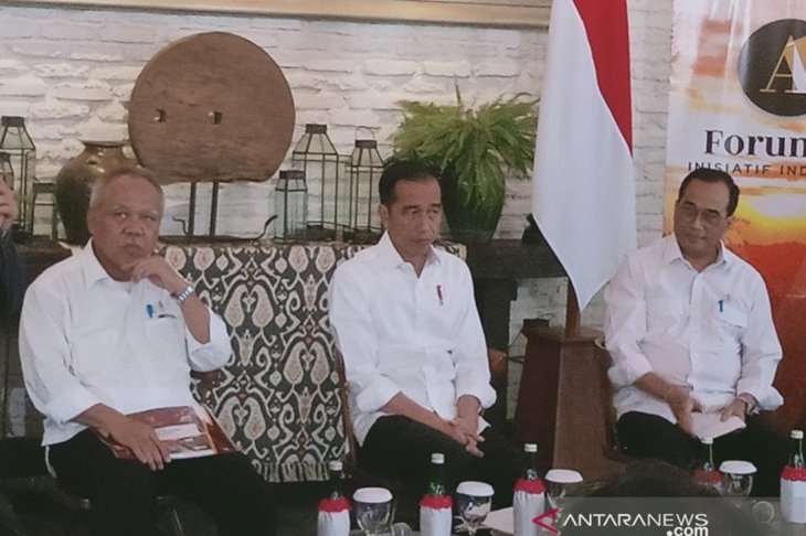 Presiden Joko Widodo didampingi Menteri Pekerjaan Umum dan Perumahan Rakyat (PUPR) Basuki Hadimuljono (kiri), dan Menteri Perhubungan Budi Karya Sumadi (kanan) dalam suatu diskusi bertema "Makmur dan Terhubung Berkat Infrastruktur" di Jakarta, Kamis (14/11/2019. (ANTARA/ Zubi Mahrofi)